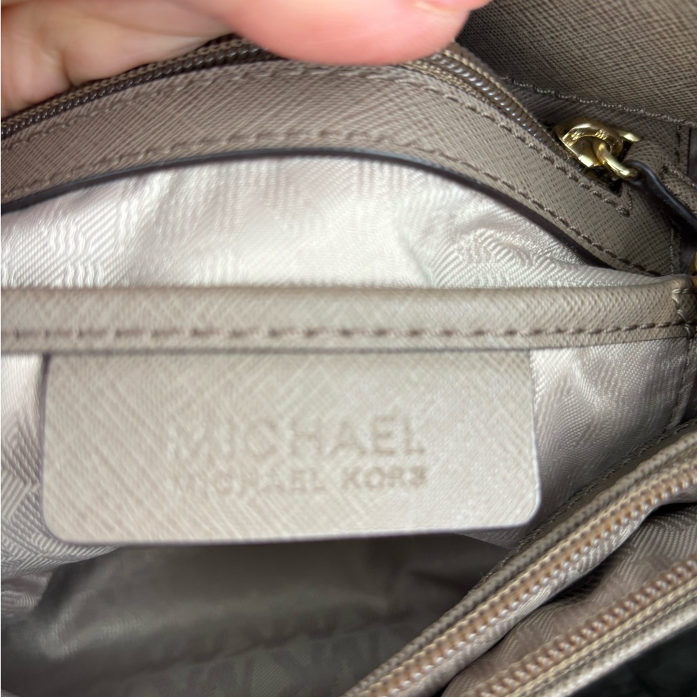 Michael Kors Elegant Tan Handbag - Picture 6 of 8